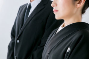【写真でわかる！】お通夜・お葬式に参列するときの服装で気をつけること